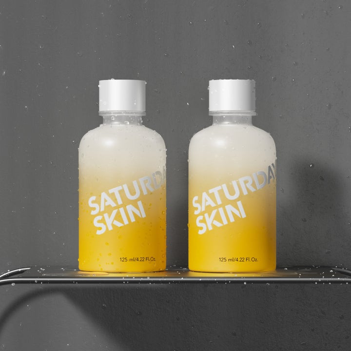 Saturday Skin Yuzu Vitamin C Brightening Toner 125 ml i to frostede flasker med gul gradient for naturlig glød.