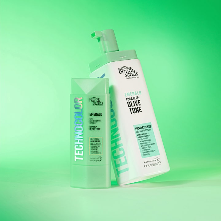 Bondi Sands Technocolor Emerald ansiktsserum 50ml gir dyp oliventone vist med skum i lysegrønne flasker mot grønn bakgrunn.