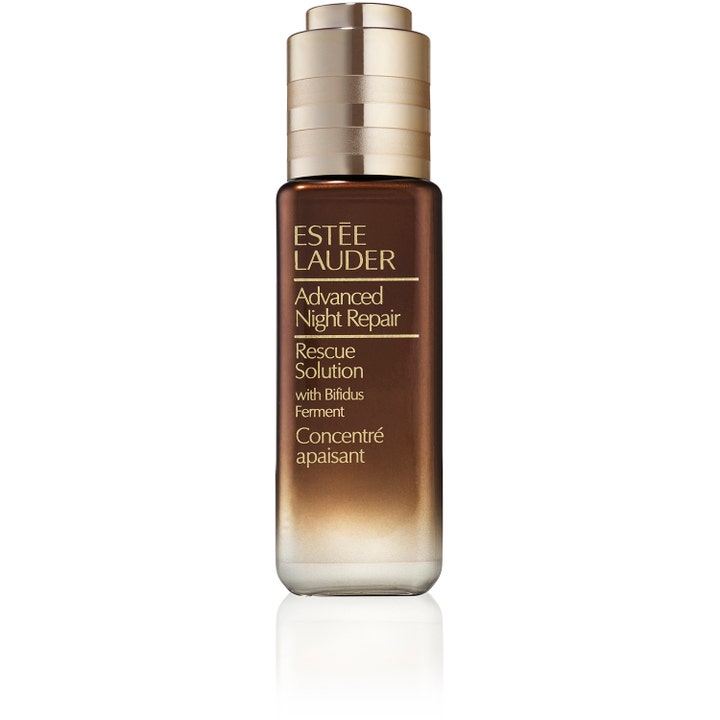 Estée Lauder Advanced Night Repair Rescue Solution beroligende serum i en brun glassflaske med luksuriøs gullfarget kork.