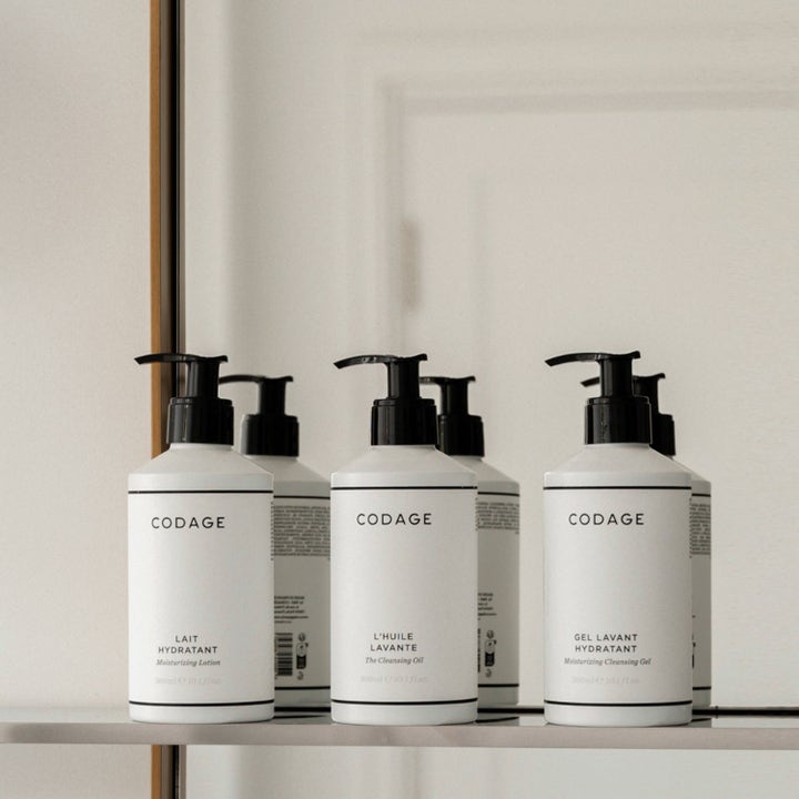 Codage Paris The Moisturizing Cleansing Gel Body 300 ml fuktighetsgivende dusjsåpe i hvit flaske foran et speil
