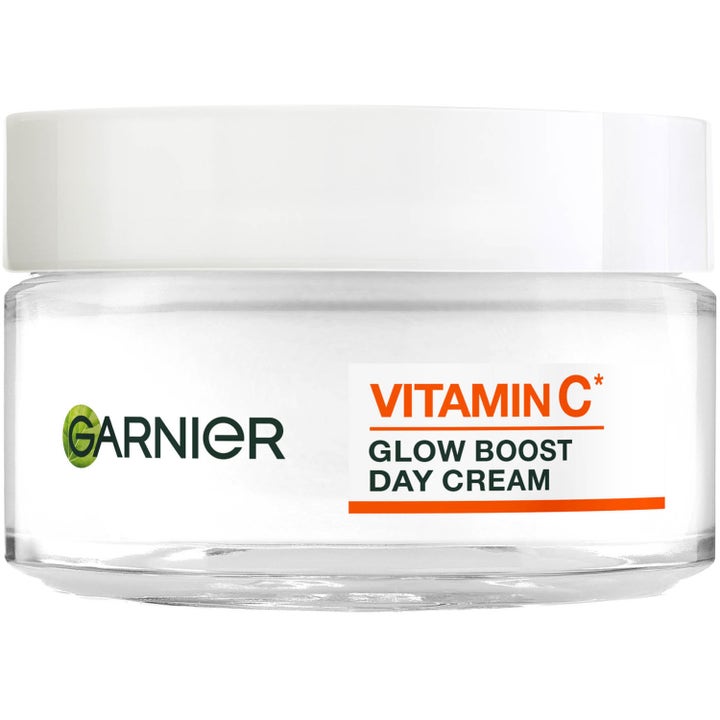 Garnier Vitamin C Glow Boost Day Cream 50 ml fuktighetskrem som gir glød i en klar glasskrukke med hvitt lokk.
