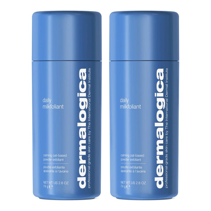 Dermalogica Daily Milkfoliant 74 g beroligende havrebasert eksfoliering som gir glatt hud i to blå sylindriske flasker.