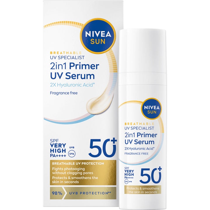 Nivea Sun Breathable UV Specialist 2in1 Primer UV Serum SPF 50+ solserum med hyaluronsyre i hvit pumpeflaske og eske.