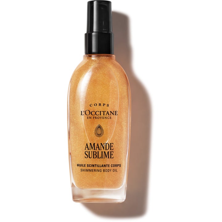 L'Occitane Amande Sublime 100 ml glødgivende kroppsolje i glassflaske fylt med gyllent skimmer og sort pumpe.