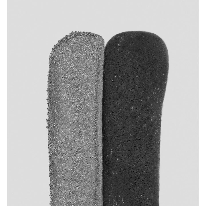 Dermalogica Daily Superfoliant 57 g ansiktsskrubb viser tekstur fra tørt grått pulver til mørkt, boblende skum.