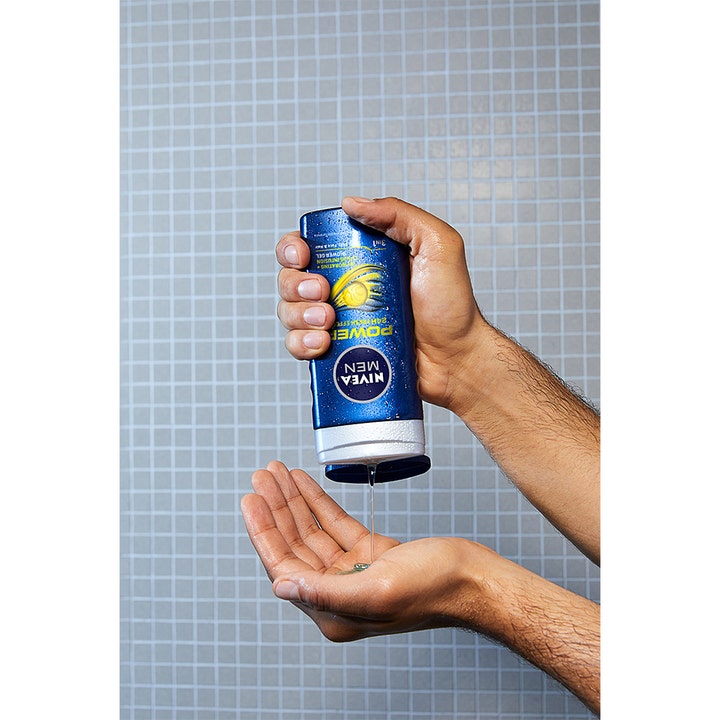 NIVEA MEN Power Fresh Shower Gel 250 ml oppfriskende dusjsåpe i blå flaske som helles som en klar gel i håndflaten.