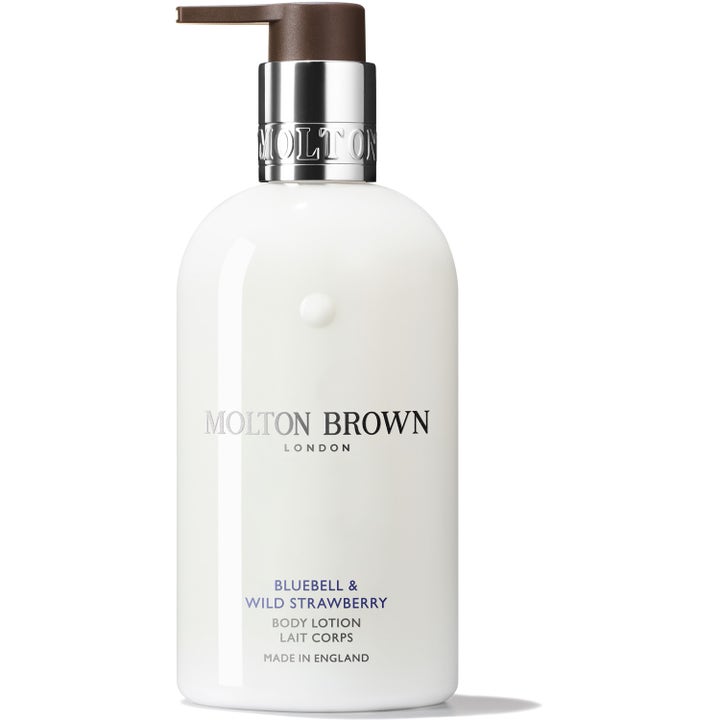 Molton Brown Bluebell & Wild Strawberry 300ml fuktighetsgivende body lotion i hvit flaske med sølvdetaljer og pumpe