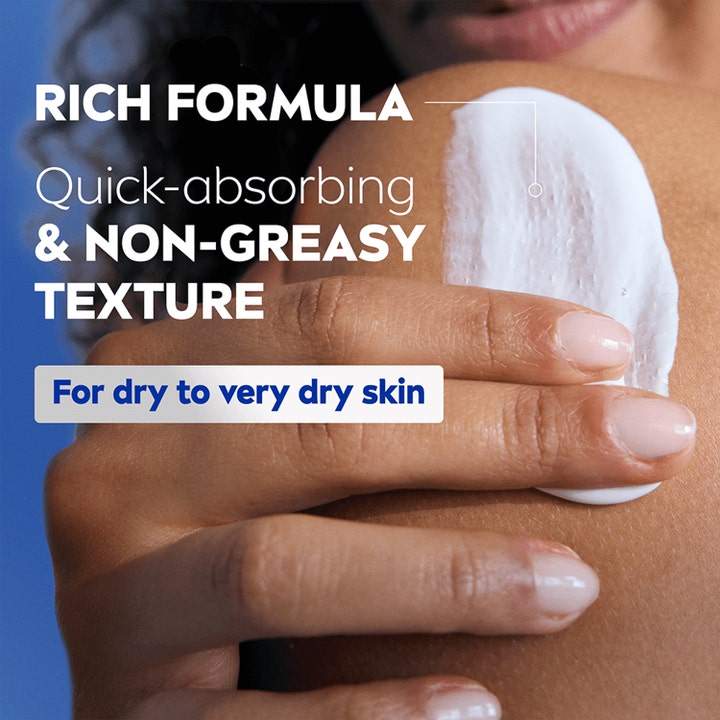 NIVEA Rich Nourishing Body Lotion 400 ml fuktighetskrem med rik og ikke-fet tekstur som påføres tørr hud på en skulder