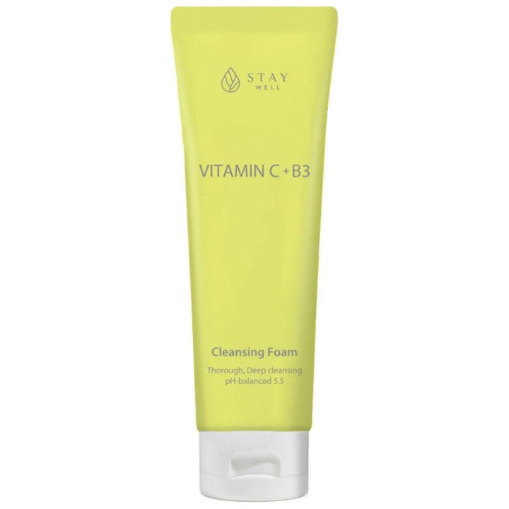 Stay Well Vitamin C + B3 Cleansing Foam dyprensende ansiktsrens i en limegrønn tube med hvit kork.