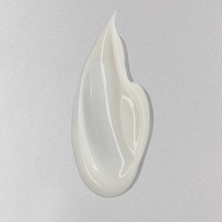 MÁDARA Smart Anti-fatigue Eye Rescue Cream 15 ml øyekrem med en glatt hvit tekstur som gir fuktighet og ny glød.