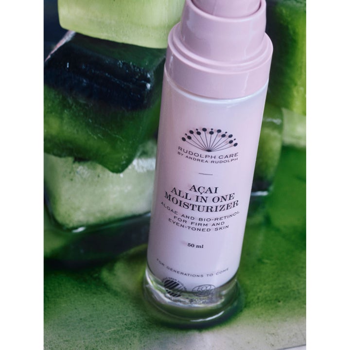 Rudolph Care Acai All In One Moisturizer 50 ml ansiktskrem i rosa pumpeflaske mot grønne isbiter.
