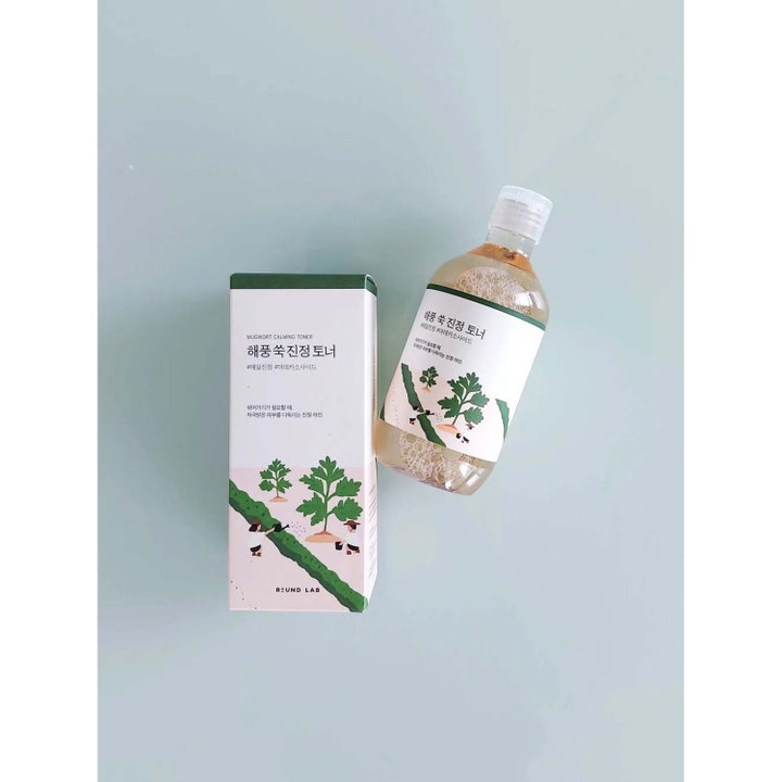 Round Lab Mugwort Calming Toner 300 ml beroligende toner i klar flaske med hvit og grønn eske.