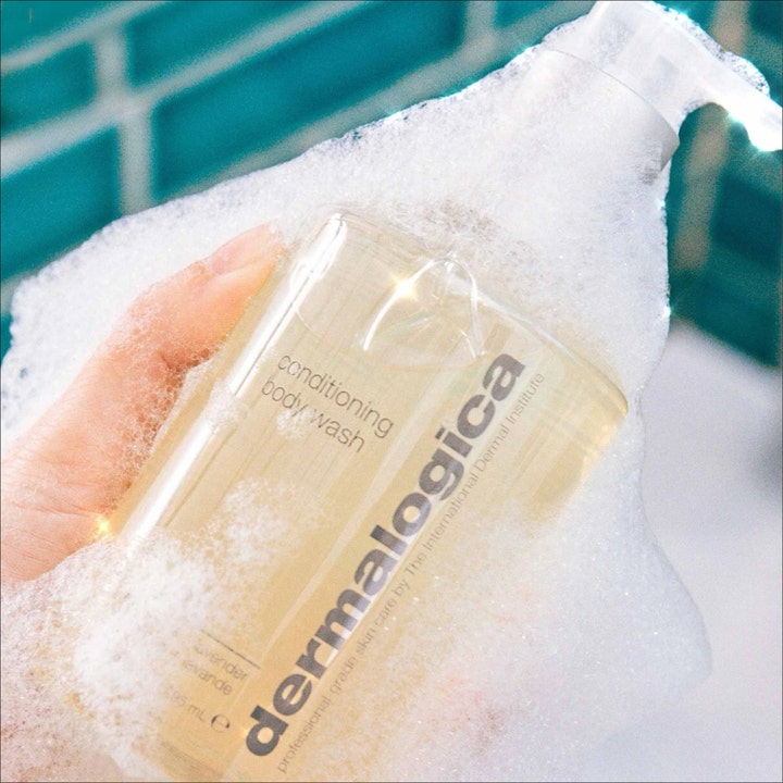 Dermalogica Conditioning Body Wash 295 ml pleiende dusjsåpe i transparent flaske dekket av mykt, hvitt skum.