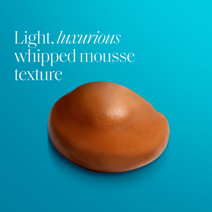 St.Tropez Self Tan Express Dark Whipped Mousse 200 ml selvbruning med luksuriøs brun mousse-tekstur mot blå bakgrunn