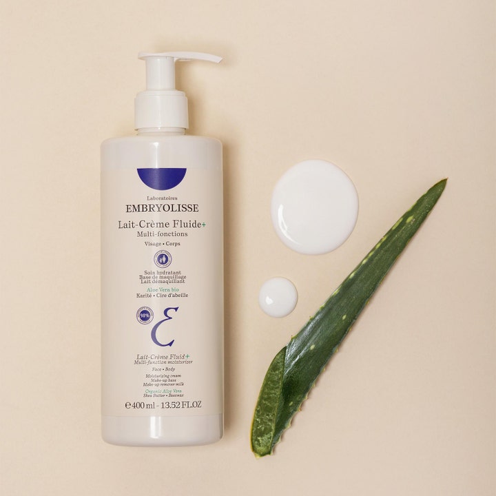 Embryolisse Lait-Crème Fluid+ 400 ml fuktighetsgivende krem i hvit pumpeflaske med aloe vera-blad og hvit tekstur