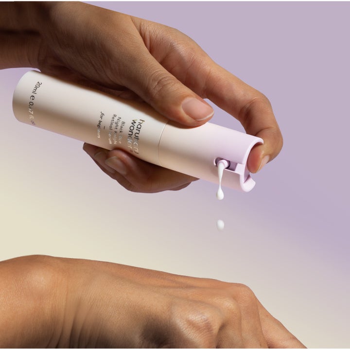 haruharu wonder Black Rice Retinol Serum 20 ml drypper hvit kremaktig tekstur fra lilla pumpeflaske