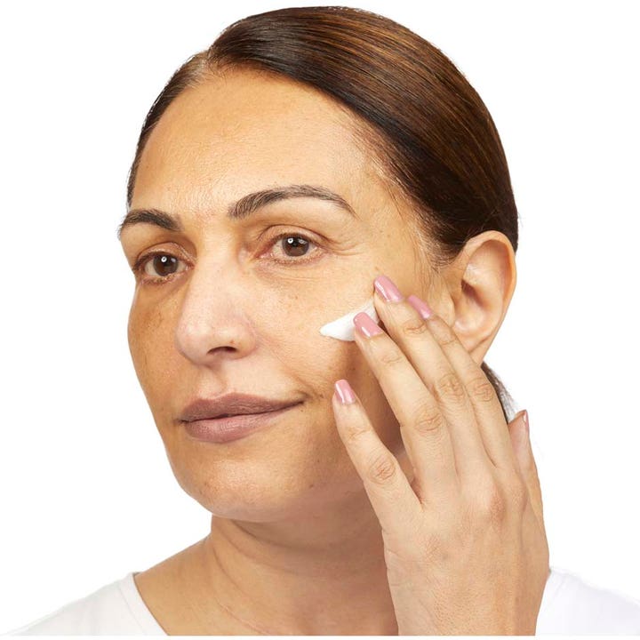 No7 Restore & Renew Multi Action Night Cream 50 ml styrkende nattkrem som gir pleie ved påføring på kinnet.