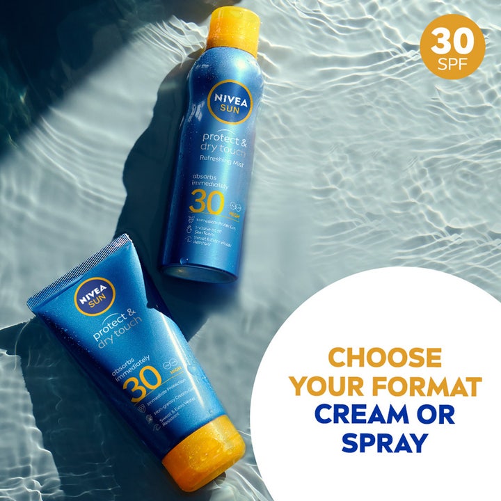 NIVEA Protect & Dry Touch Sun Cream-Gel 200 ml solkrem i blå tube og sprayflaske som flyter i vann.