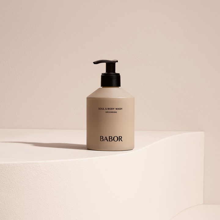Babor Soul & Body Wash 250 ml beroligende dusjsåpe i beige flaske med svart pumpe på en lys steinhylle