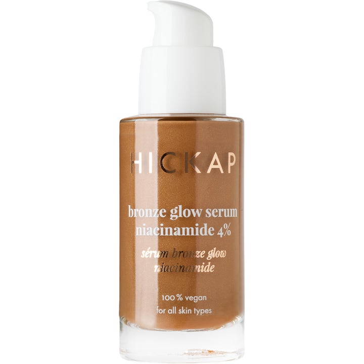 Hickap Bronze Glow Serum Niacinamide 4% glødgivende ansiktsserum i glassflaske med hvit pumpe og bronsefarget skimmer.