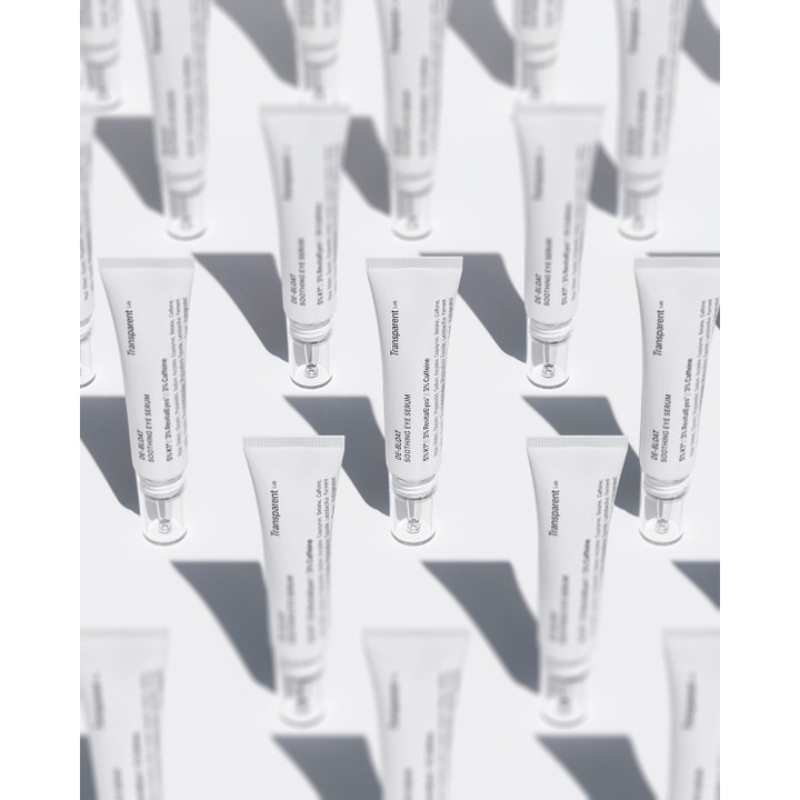 Niche Beauty Lab Transparent Lab De-Bloat Soothing Eye Serum 15 ml øyeserum med koffein i hvite tuber i et grafisk mønster.