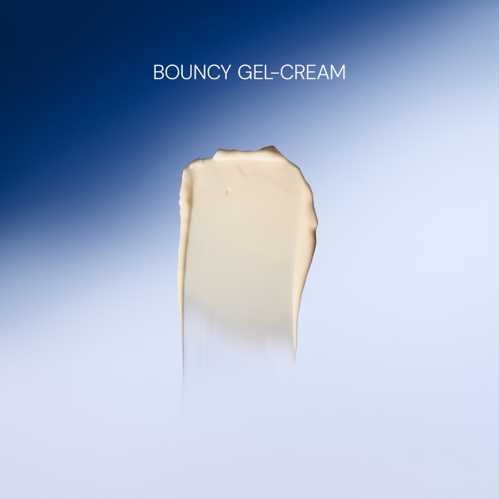 Elemis Pro-Collagen Overnight Matrix 50 ml nattkrem viser en fyldig og smidig bouncy gel-cream tekstur på blå bakgrunn.