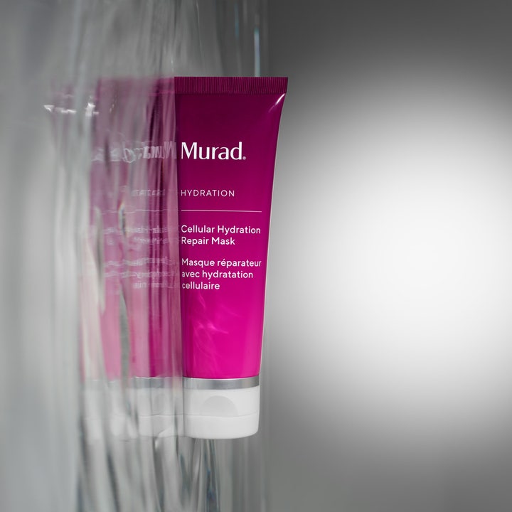 Murad Cellular Hydration Repair Mask 80 ml fuktighetsgivende ansiktsmaske i lilla tube ved en glassvegg