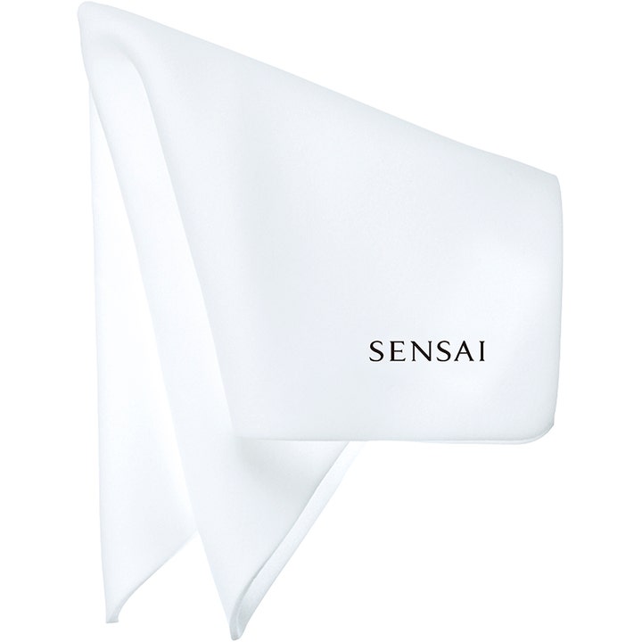 Sensai Sponge Chief vaskeklut som fjerner sminke effektivt og er laget av mykt hvitt stoff med logo.
