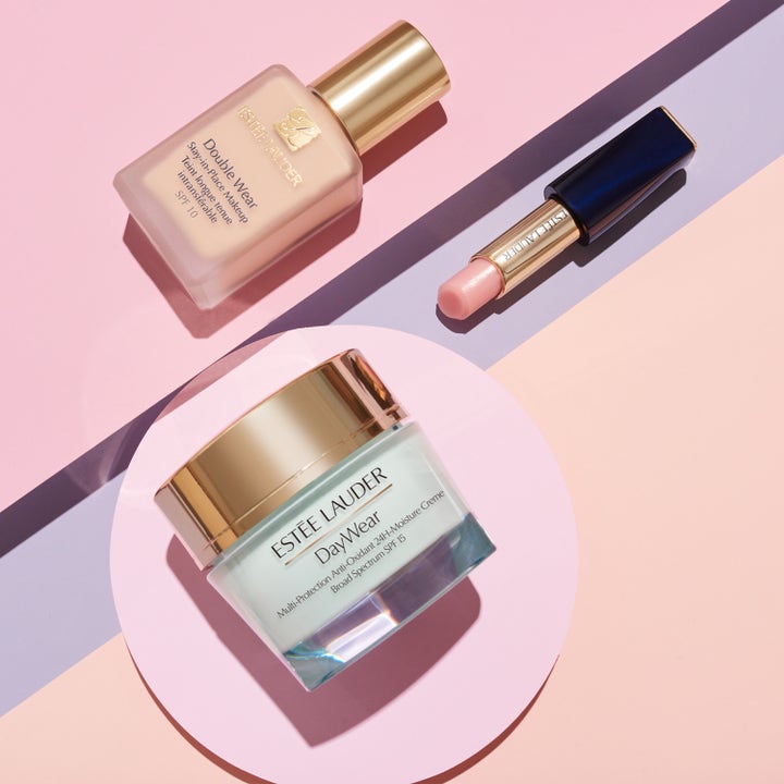 Estée Lauder DayWear 30 ml fuktighetsgivende dagkrem i glasskrukke med gullokk ved siden av sminke