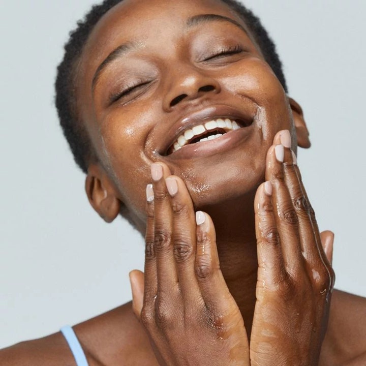 Dermalogica PreCleanse 150 ml cleansing oil som gir ren hud vist på en smilende kvinne med glødende ansikt