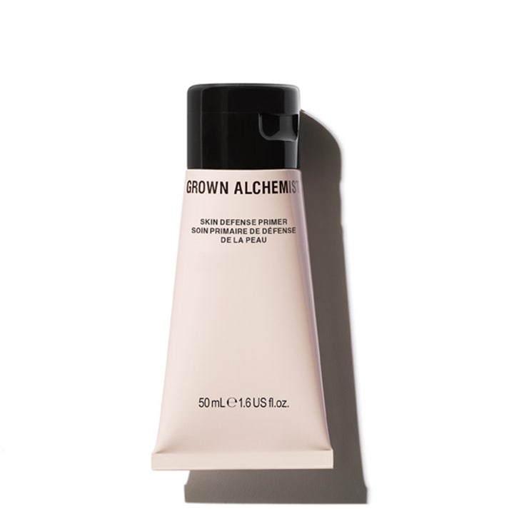 Grown Alchemist Skin Defense Primer 50 ml beskyttende ansiktsprimer i en lys rosa tube med sort vippelokk