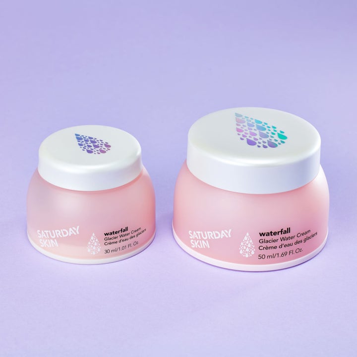 Saturday Skin Waterfall Glacier Water Cream 50 ml fuktighetskrem i to rosa krukker på lilla bakgrunn