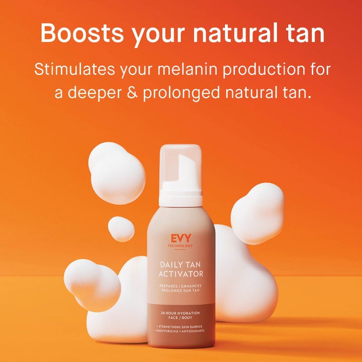 EVY Technology Daily Tan Activator fuktighetsgivende mousse som forlenger brunfargen i beige flaske med hvite skumskyer.