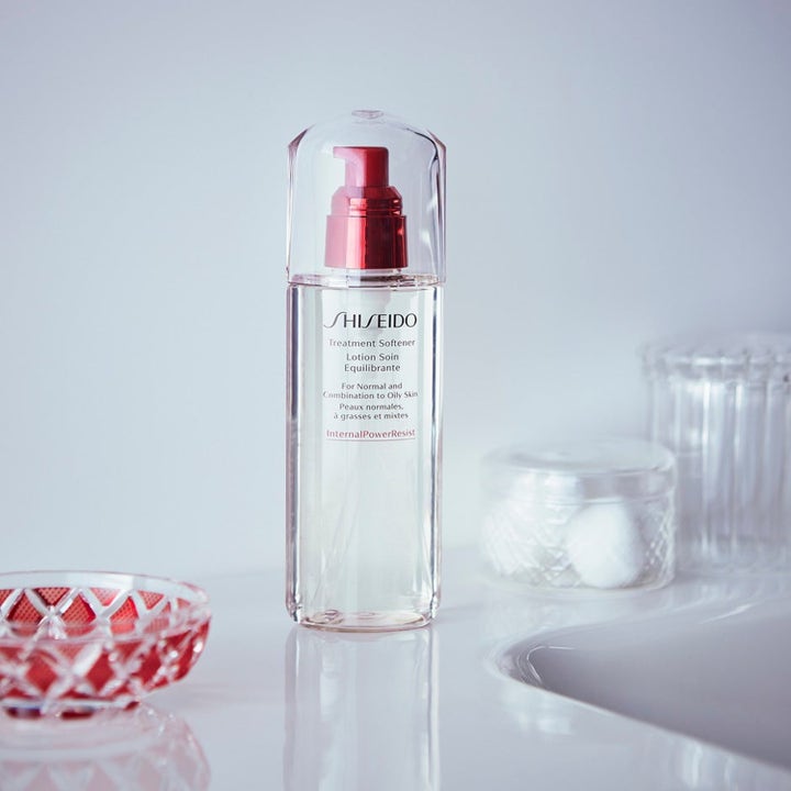 Shiseido Treatment Softener 200 ml fuktighetsgivende ansiktsvann i klar flaske med rød pumpe og kork
