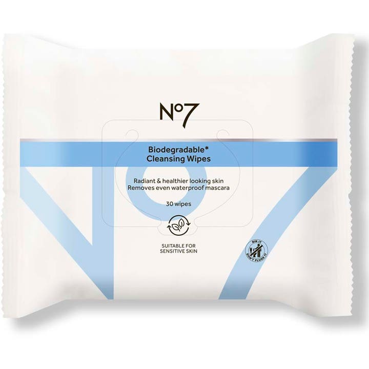 No7 Biodegradable Cleansing Wipes 30 stk renseservietter som fjerner vannfast sminke i hvit og blå plastpakning.