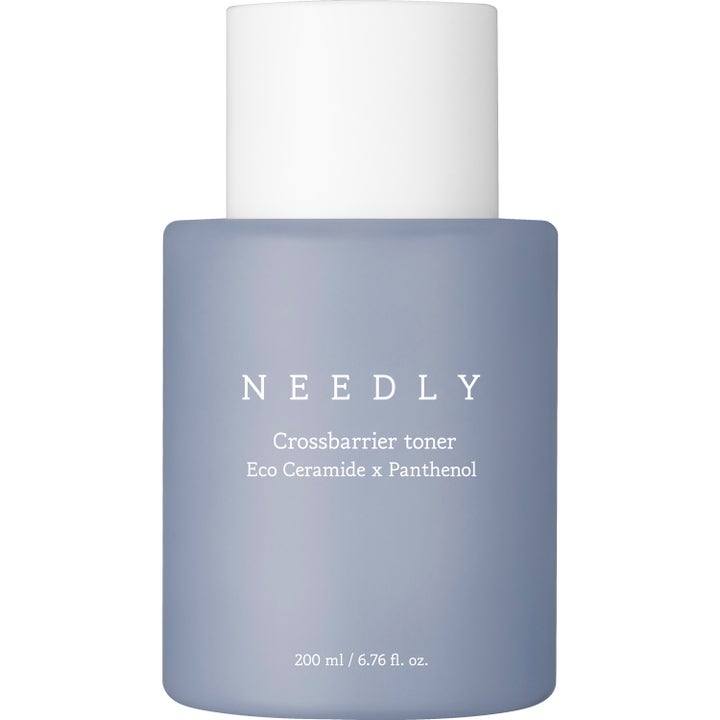 Needly Crossbarrier toner 200 ml styrkende ansiktstoner med ceramider i matt blågrå flaske med hvit kork
