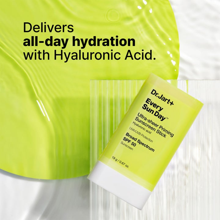 Dr.Jart+ Every Sun Day Ultra-Sheer Sunscreen Stick 19 g fuktighetsgivende solstift mot limegrønn bakgrunn