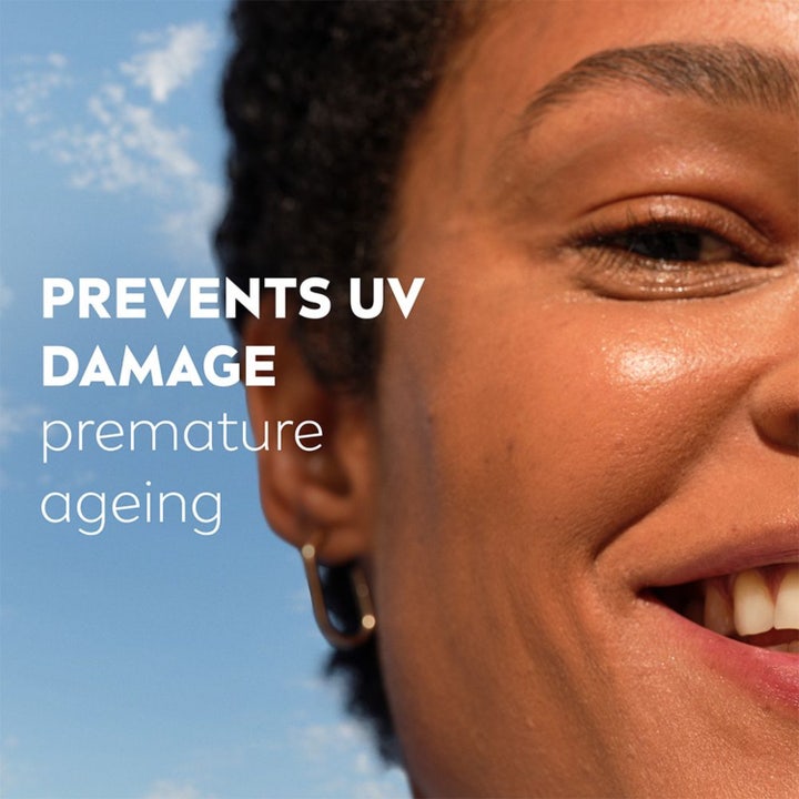 NIVEA Q10 Power Firming Day Cream 50 ml motvirker rynker på en kvinne i sollys med teksten Prevents UV damage.