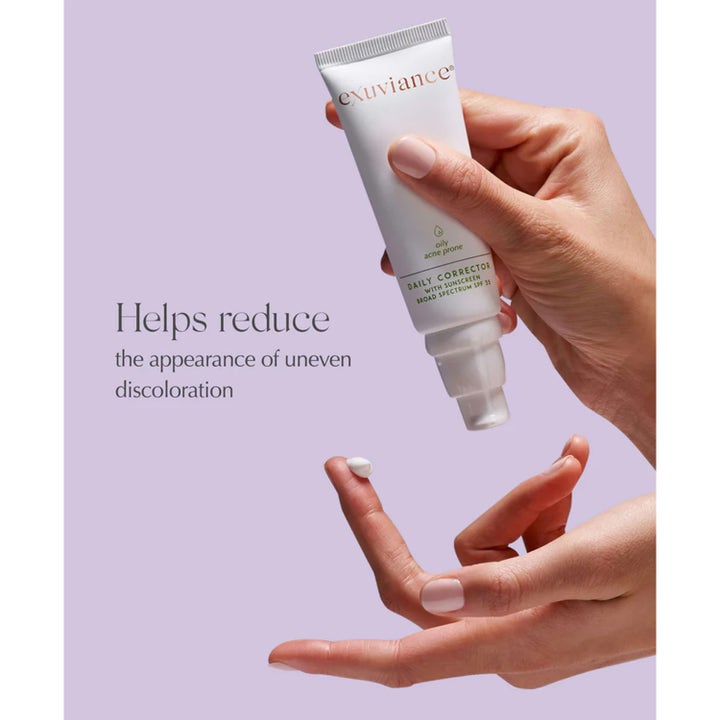 Exuviance Daily Corrector SPF35 40 g solkrem mot misfarging i hvit tube med krem på en fingertupp