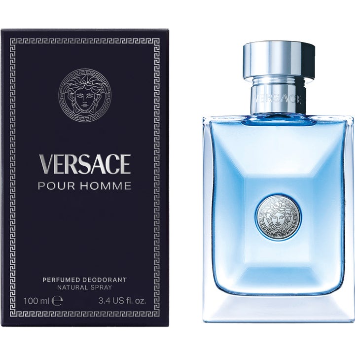 Versace Pour Homme Deo Spray 100 ml herredeodorant i lyseblå glassflaske med sølvfarget Medusa-logo og mørkeblå eske.