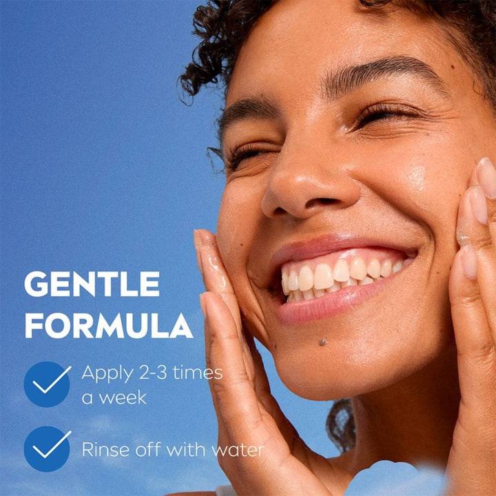 NIVEA Refreshing Exfoliating Scrub 150 ml ansiktsskrubb påføres en smilende kvinne med Gentle Formula