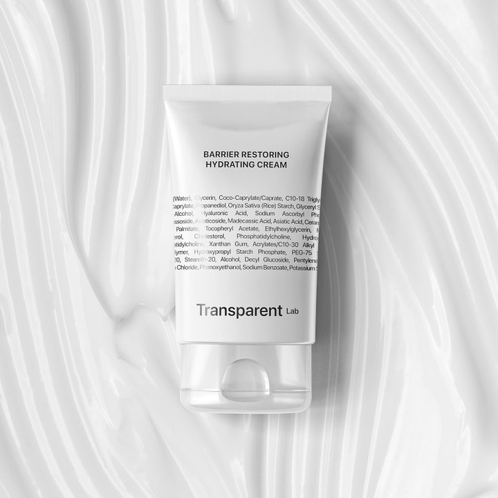 Niche Beauty Lab Transparent Lab Barrier Restoring Hydrating Cream 50 ml fuktgivende ansiktskrem i hvit tube på kremet bakgrunn