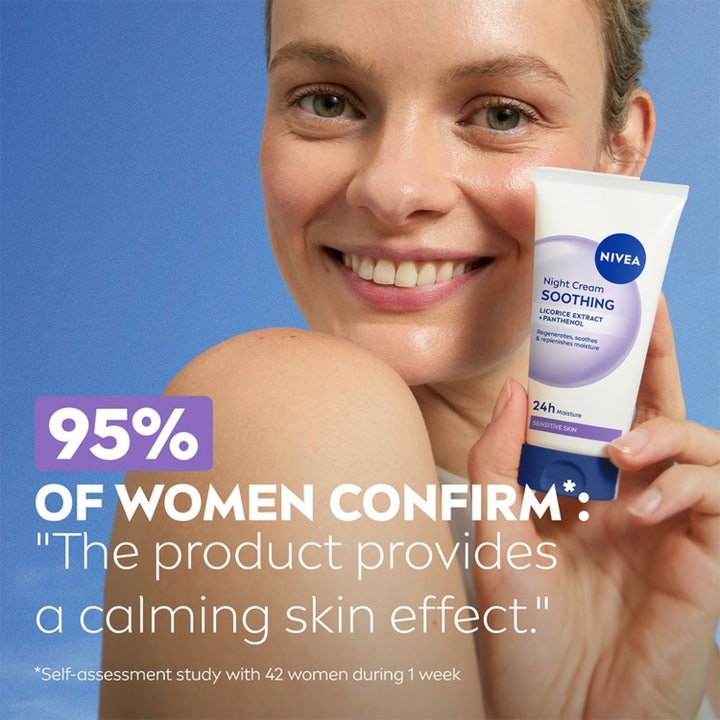 NIVEA Soothing Night Cream 50 ml beroligende nattkrem i hvit tube holdt av en smilende kvinne med tekst om effekt.