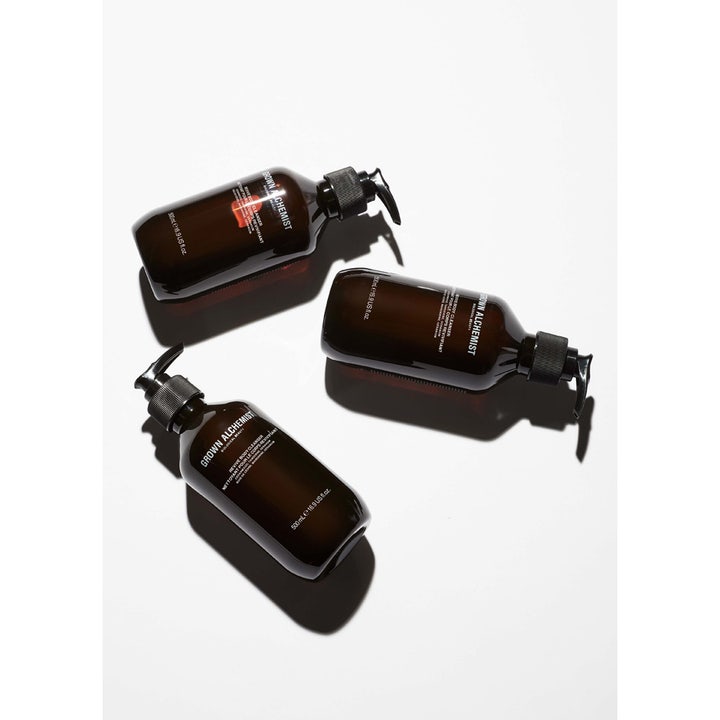 Grown Alchemist Revive Body Cleanser 500 ml revitaliserende dusjsåpe i tre brune pumpeflasker på hvit flate