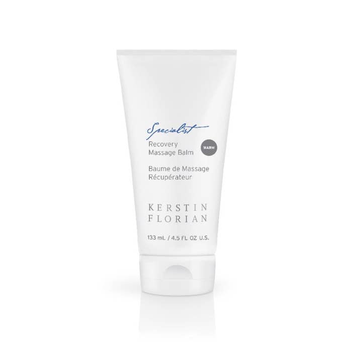 Kerstin Florian Specialist Recovery Massage Balm 133 ml varmende kroppspleie i en hvit tube med blå og sort tekst