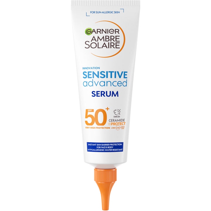 Garnier Ambre Solaire Sensitive Advanced Serum SPF 50+ styrker hudbarrieren i hvit tube med oransje munnstykke.