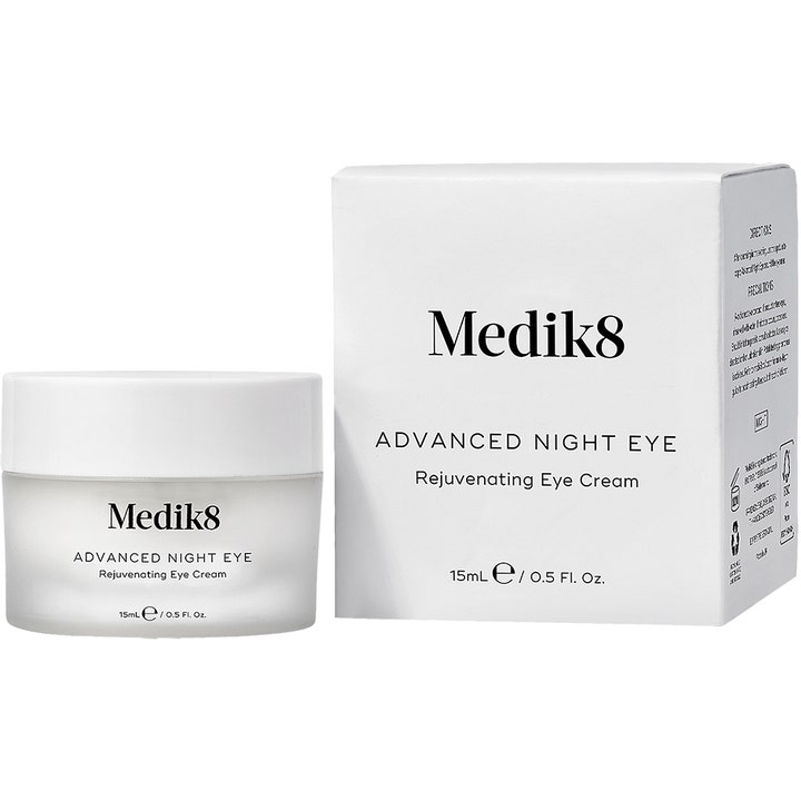 Medik8 Advanced Night Eye 15 ml foryngende anti-aging øyekrem i frostet glasskrukke og hvit eske