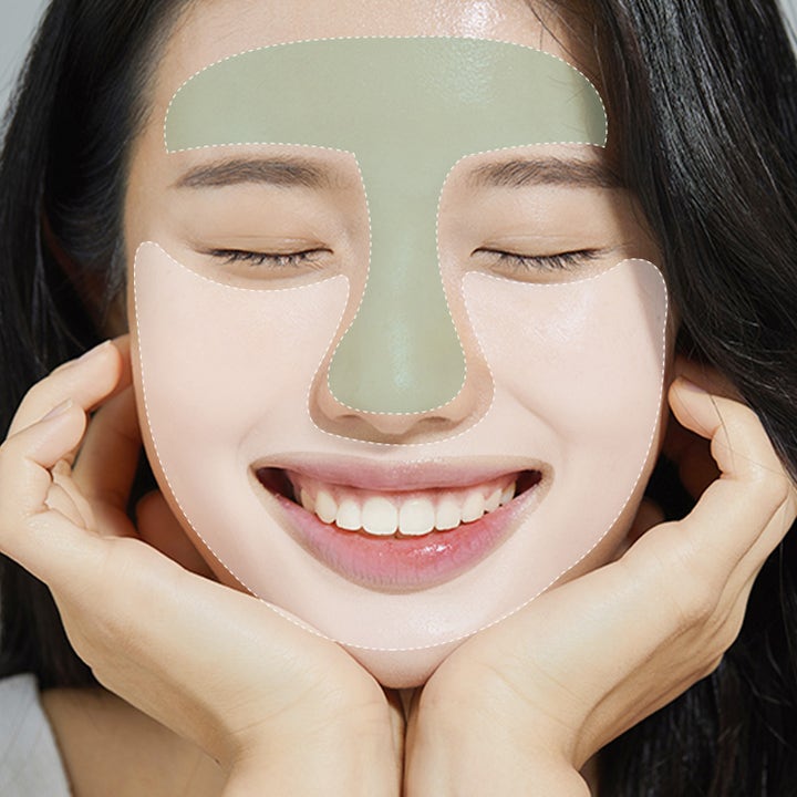 Dr. Ceuracle Jeju Matcha Clay Mask 115 g rensende ansiktsmaske påført i T-sonen på en smilende kvinne.