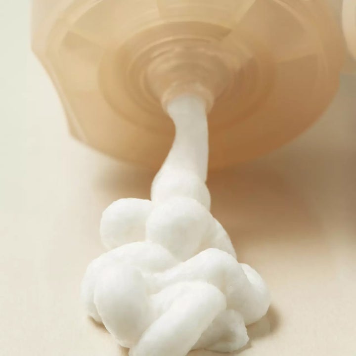 I'm from Rice Whip Facial Cleanser 150 ml ansiktsrengjøring viser en fyldig hvit kremet tekstur fra en beige tube