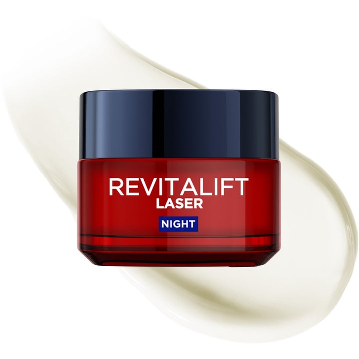 L'Oréal Paris Revitalift Laser 50 ml nattkrem i rød glasskrukke med sort lokk over hvit kremet tekstur.